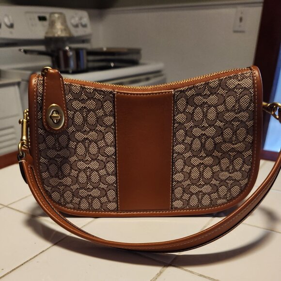 Like New-Coach Swinger 20 in Micro Signature Jacquard- Rare find!! - Picture 2 of 4